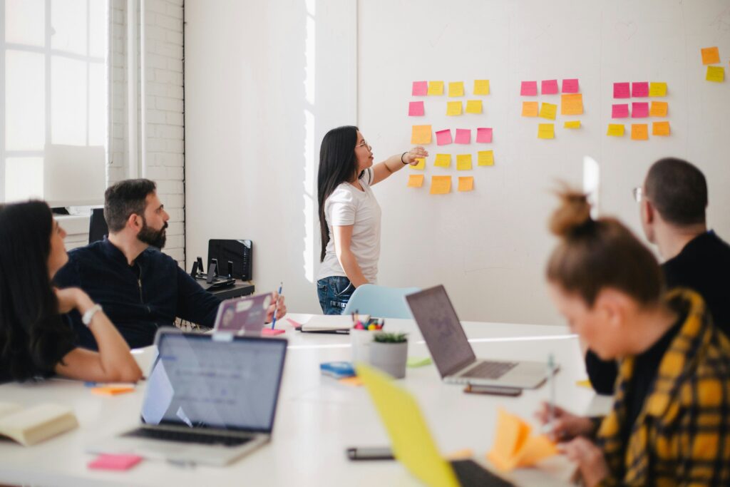 Valutazione strategica in un ufficio di come ottimizzare l'utilizzo di un software gestionale.